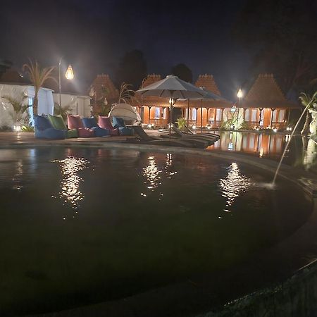 Starlake Villa & Glamping Kubupenlokan Buitenkant foto